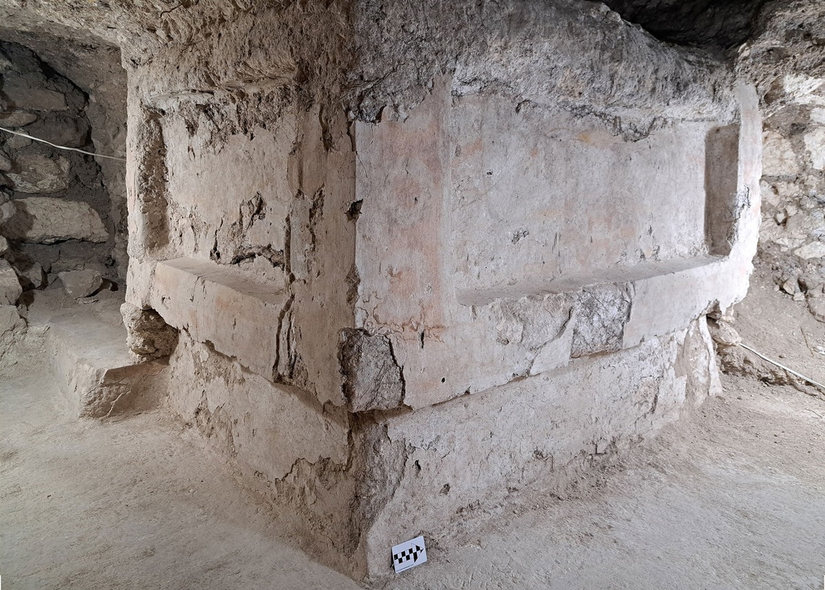 Археологи из США и Гватемалы недавно объявили об обнаружении алтаря, погребенного в древних руинах Тикаля, а также человеческих останков, которые могут принадлежать жертвам жертвоприношений.