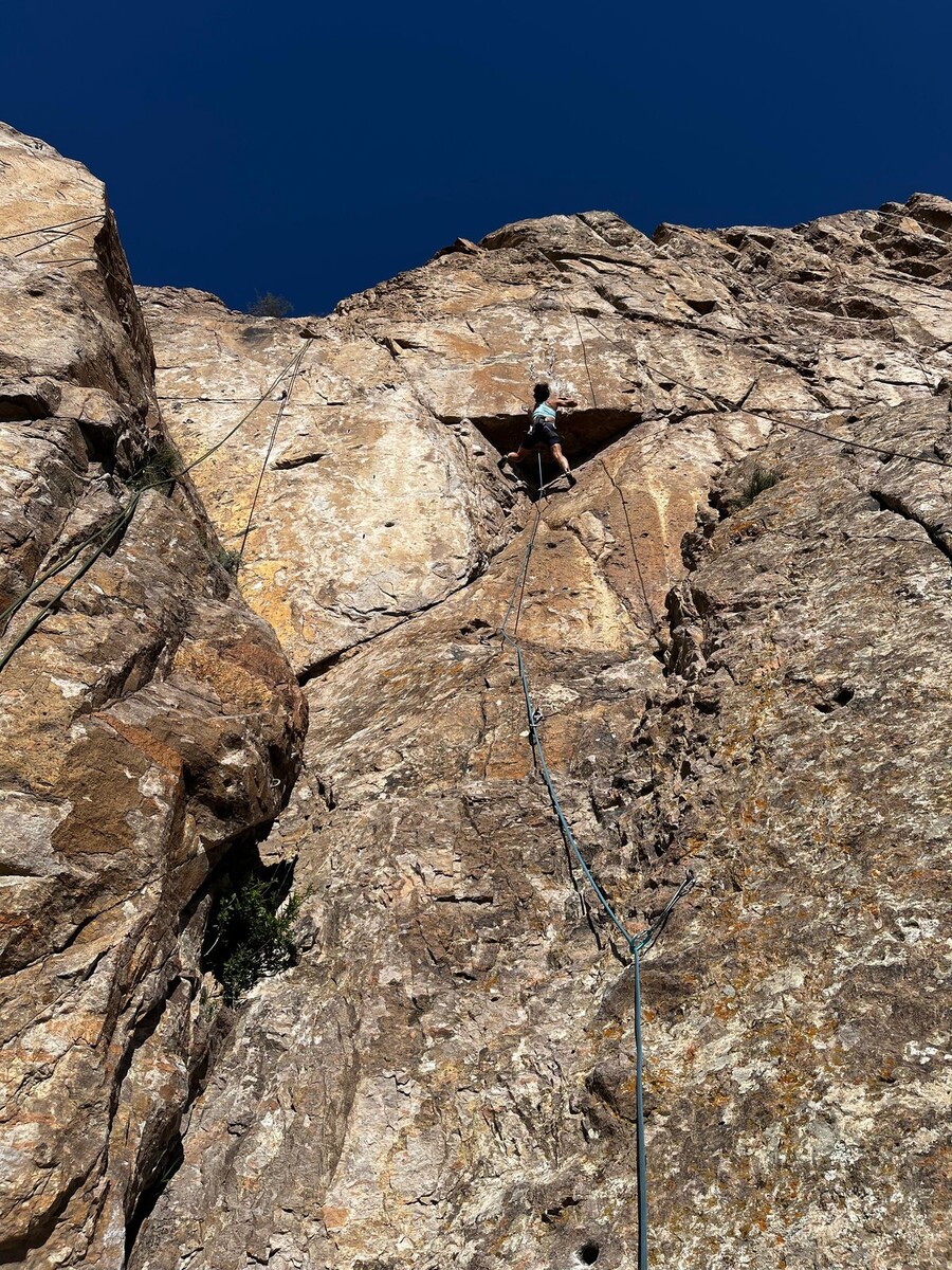 Это фотка с прошлых выходных. Они были абсолютно фееричны. Я залезла две трассы новой для себя категории. И это реально сложная категория, особенно на этих скалах) Я очень крутая, супер сильная и мощная, вот. 