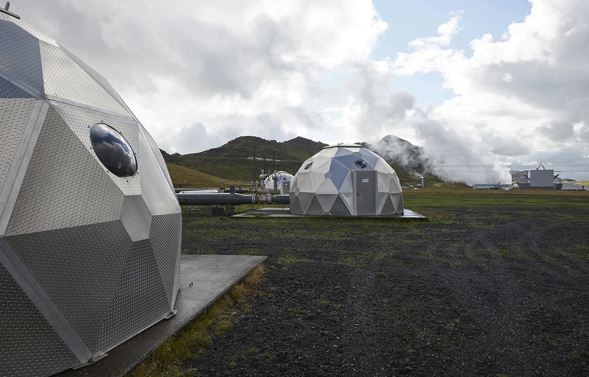 Объект в Исландии, которым управляют компании по улавливанию углерода Climeworks и Carbfix, извлекает углекислый газ из воздуха и хранит его под землёй.    
 Источник: Arnaldur Halldorsson / Bloomberg  📷
