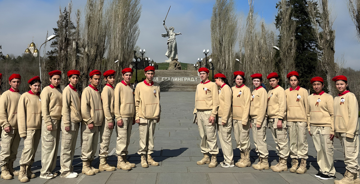 Учащиеся СОШ № 5 г. Усть-Джегуты на Мамаевом кургане