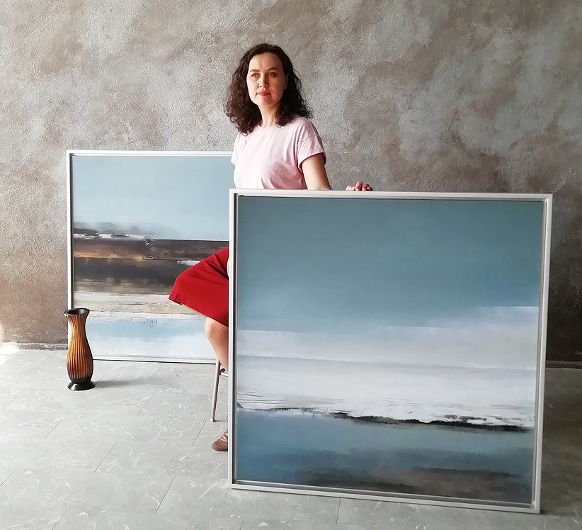 Это я Антонина и постеры, которые напечатаны в нашем арт-бюро