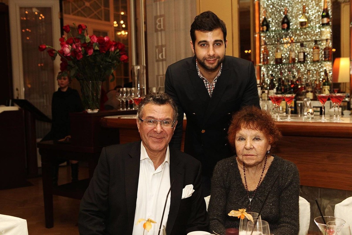 Иван Андреевич Ургант — российский актёр театра, кино, телевидения и дубляжа, режиссёр, сценарист, продюсер, шоумен, теле- и радиоведущий, певец, композитор, юморист, гитарист и мультиинструменталист, его отец Андрей Львович Ургант (иногда указывается как Милиндер) — советский и российский актёр театра и кино, телеведущий. Фото доступное в ресурсах интернета и Нина Николаевна Ургант (4 сентября 1929, Луга, Ленинградская область, СССР — 3 декабря 2021, Санкт-Петербург, Россия) — советская и российская актриса. Народная артистка РСФСР (1974), лауреат Государственной премии СССР (1976).