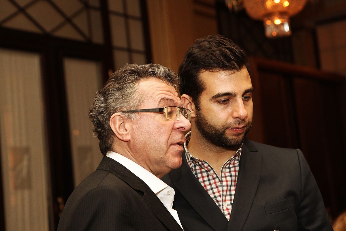 Иван Андреевич Ургант — российский актёр театра, кино, телевидения и дубляжа, режиссёр, сценарист, продюсер, шоумен, теле- и радиоведущий, певец, композитор, юморист, гитарист и мультиинструменталист. Лауреат кинопремии «Ника» (2009) и девяти премий «ТЭФИ» (2007, 2009, 2010 (дважды), 2011, 2014, 2015, 2016, 2019). С 2012 года — ведущий телепередачи «Вечерний Ургант» на «Первом канале» и его отец Андрей Львович Ургант (иногда указывается как Милиндер) — советский и российский актёр театра и кино, телеведущий. Фото доступное в ресурсах интернета.