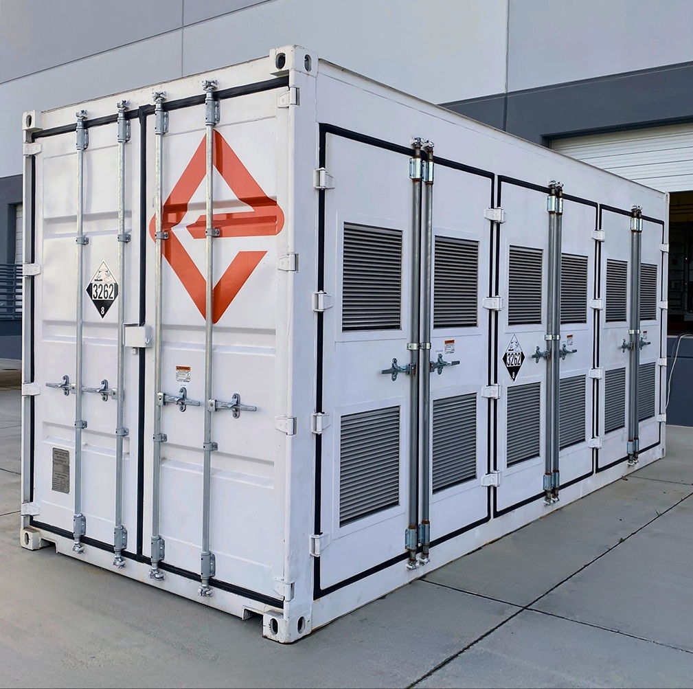 Аккумуляторные батареи EnerVenue не требуют энергозатратного контроля температуры или обслуживания и могут храниться где угодно, в том числе на аккумуляторной станции компании EnerStation, изображённой на фото.    
 Источник: EnerVenue, Inc.  📷
