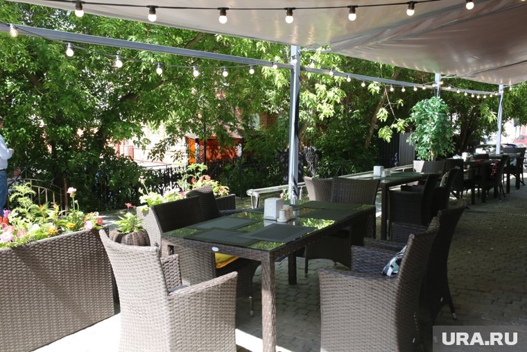    Многим заведениям поступили настоятельные рекомендации не выставлять летние веранды