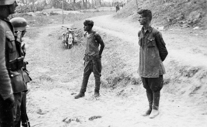 Как два пьяных полицая повели на расстрел советского лейтенанта. Что с ним стало