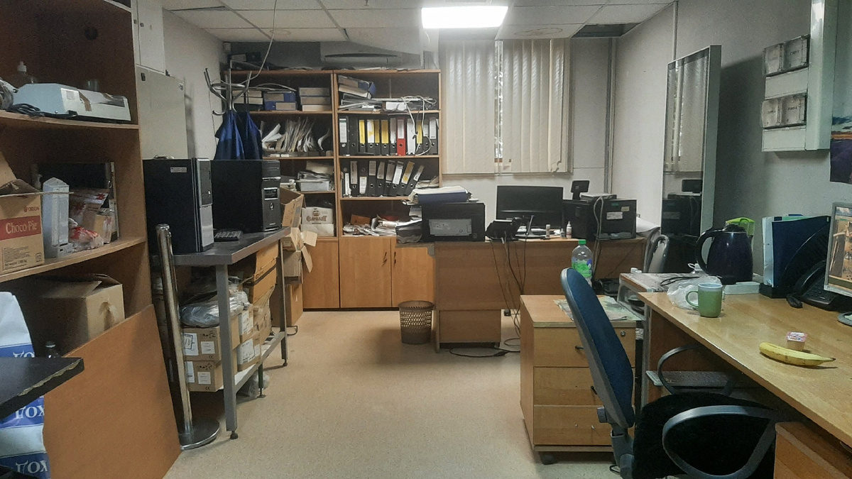 Мой кабинет (мое место справа, где банан)