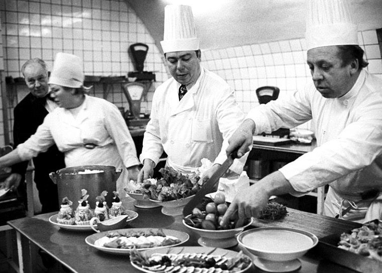 Шеф-повар ресторана «Арагви» В. Гудков (в центре) на кухне, 1977 г
