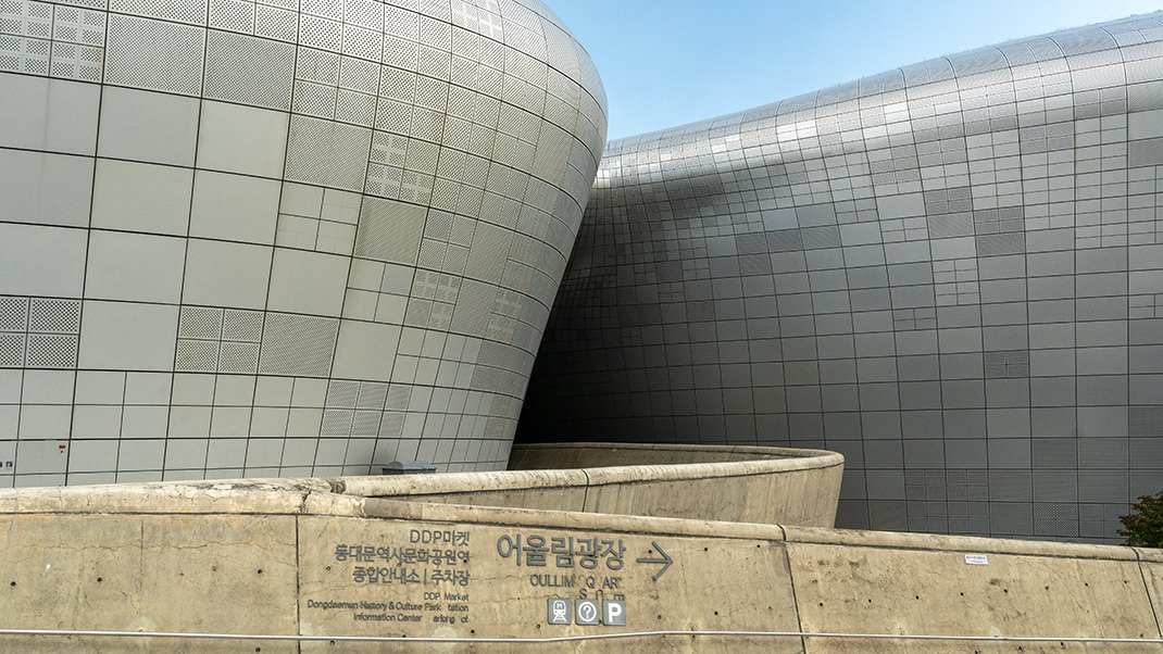 Аббревиатура DDP (Dongdaemun Design Plaza) также расшифровывается как dream, design, play (мечтать, проектировать, играть)