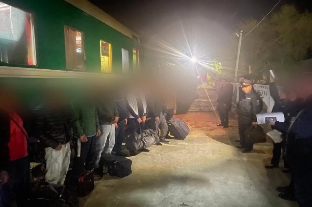    Астраханская полиция сняла с поезда 10 иностранных нарушителей