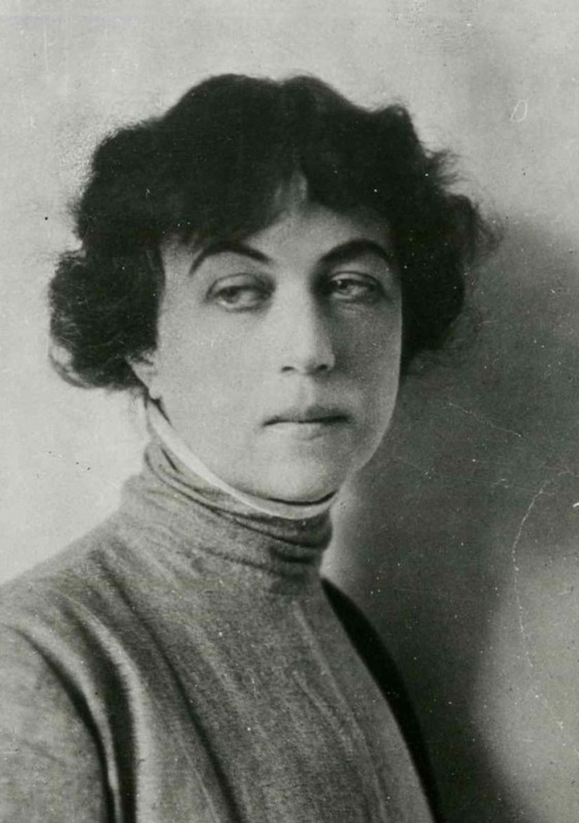 В 1913 году Александра Коллонтай опубликовала статью «Новая женщина»