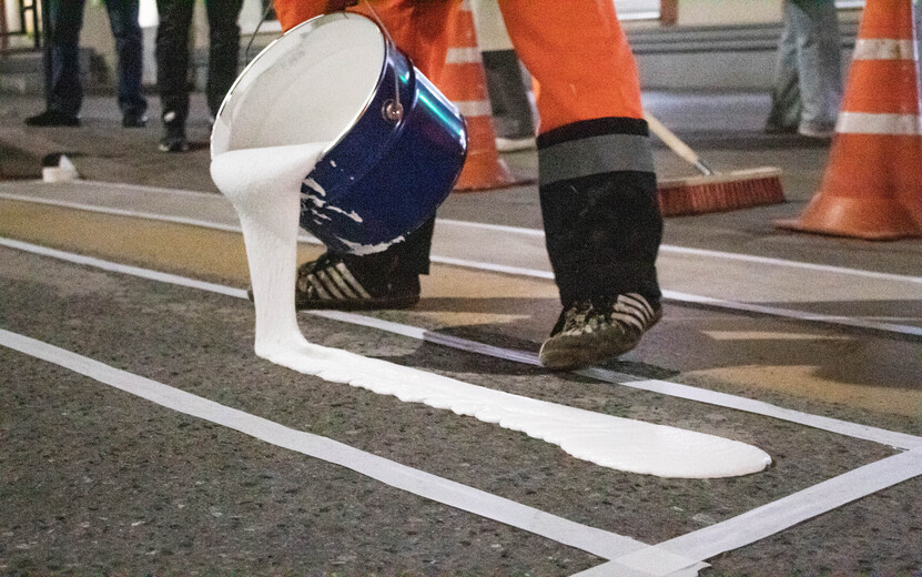    Пластик вместо краски и судьба желтых полосок на зебре: как в Ижевске обновляют дорожную разметку