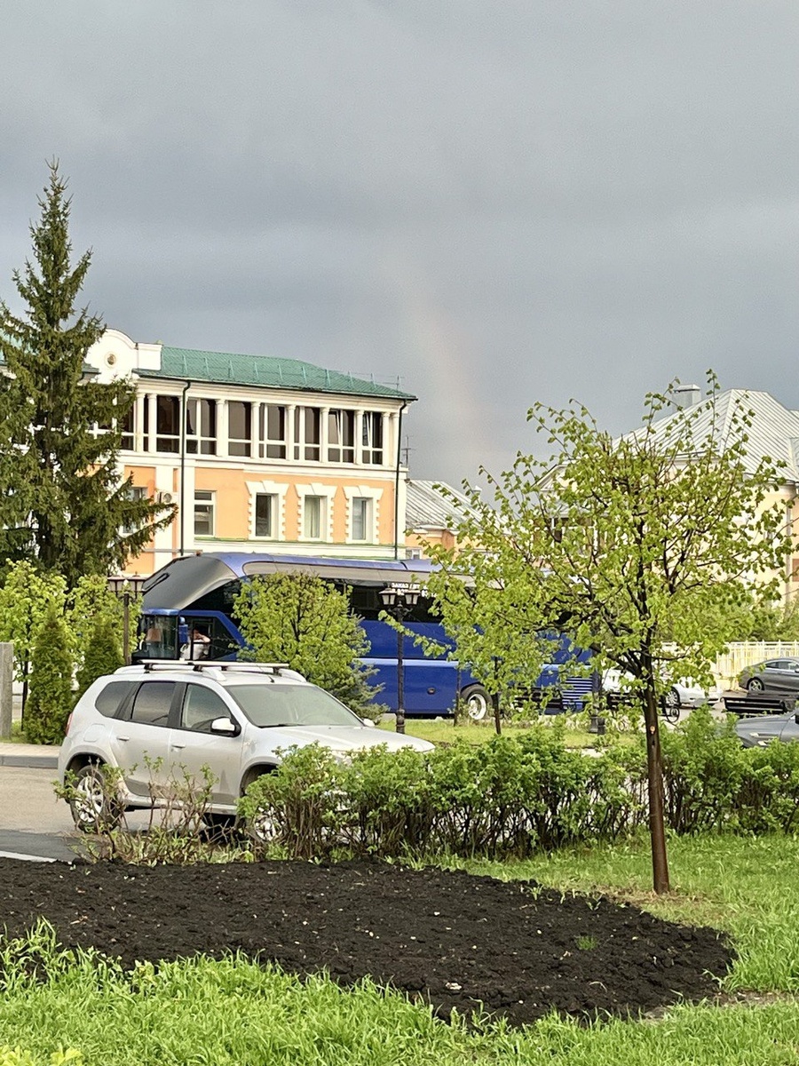 После ливня с градом вот такая радуга появилась.