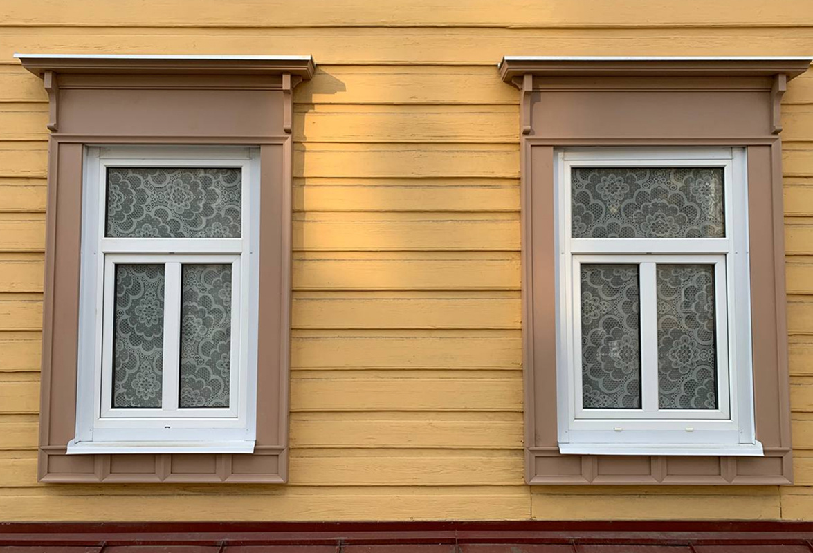 Наличники окон выполнены очень просто — с примитивным карнизом на криволинейных кронштейнах