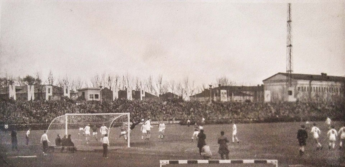 Острый момент у ворот «Таврии». Фото 2 мая 1966 г.