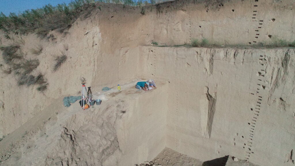 Раскопки одного из очагов в культурном слое 4/2 стоянки Рахат. Возраст около 20 000 лет назад. Вид с дрона. Источник: Хамит Айткул.