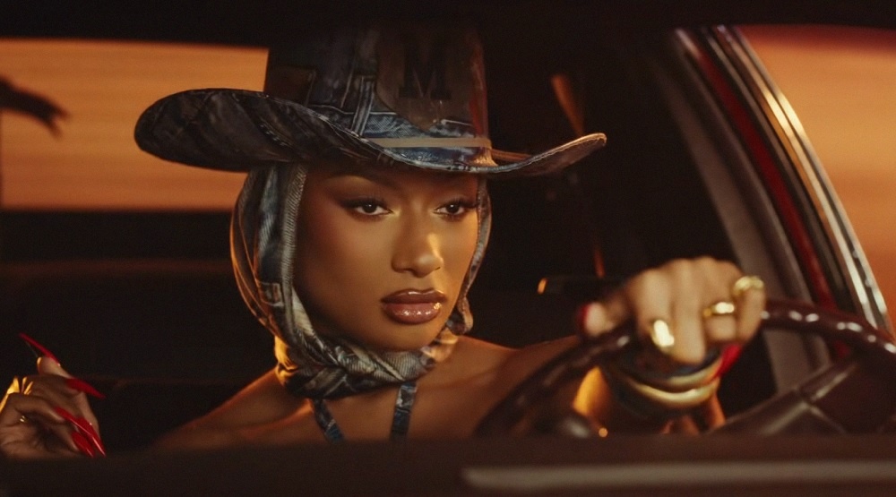     Кадр из клипа «Whenever»