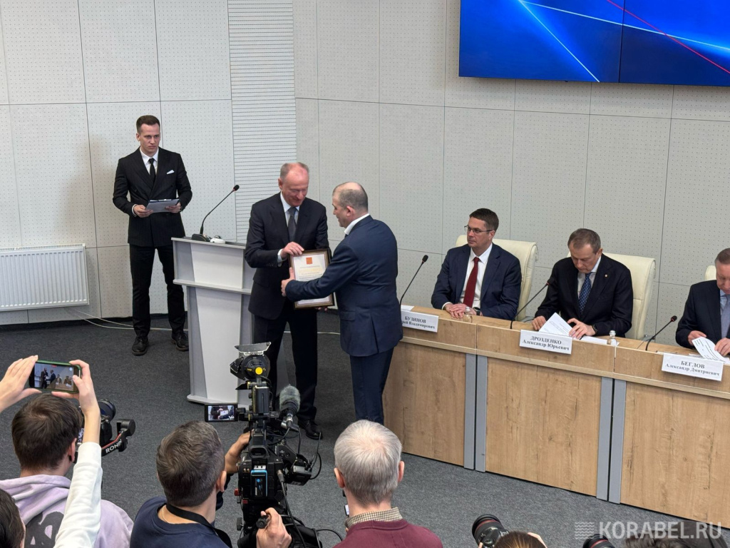 Помощник президента России, глава Морской коллегии Николай Патрушев вручил благодарность президента коллективу СПбГМТУ / Фото: Корабел.ру  📷
