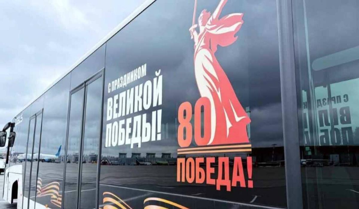     Украшенный автобус. Источник: kp.ru Автор фото: Пресс-служба Пулково