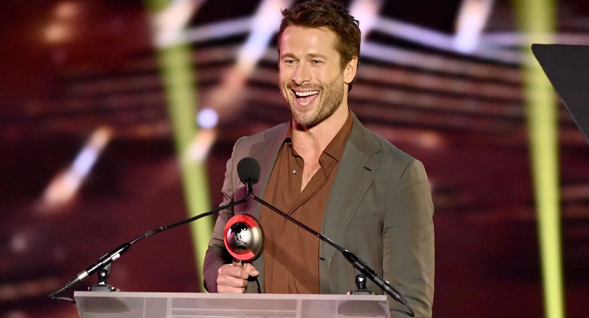 Глен Пауэлл принимает награду "Звезда года" на церемонии CinemaCon's Big Screen Achievement Awards, представленной компанией Coca-Cola, в Колизее в Caesars Palace в Лас-Вегасе 2 апреля 2025 года. 