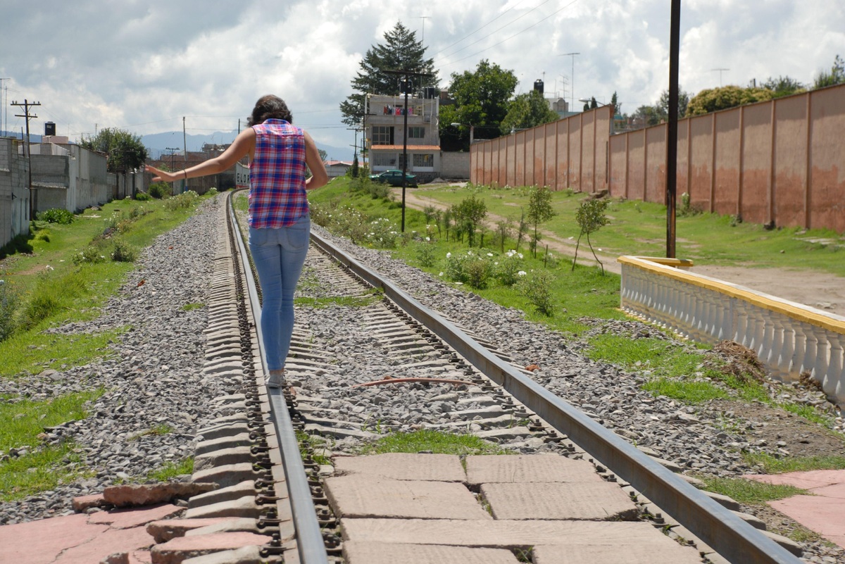     Нечеловеческие правила: когда машинисту разрешено не тормозить перед человеком на путях