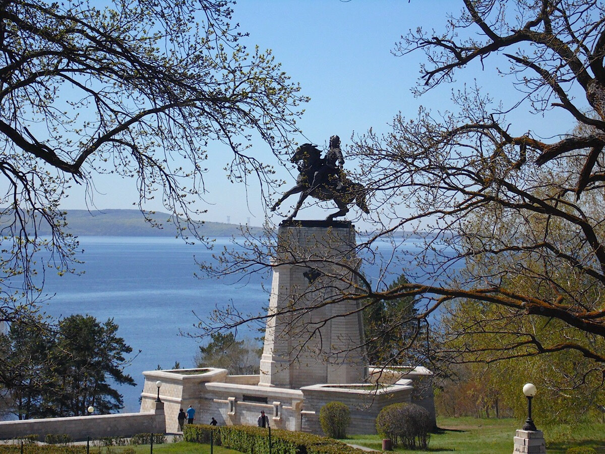 Памятник Василию Татищеву