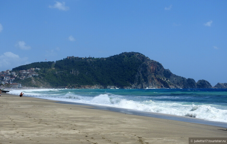 В этот день было ветрено, море штормило, поэтому отдыхающих было совсем мало © juliette17.tourister.ru