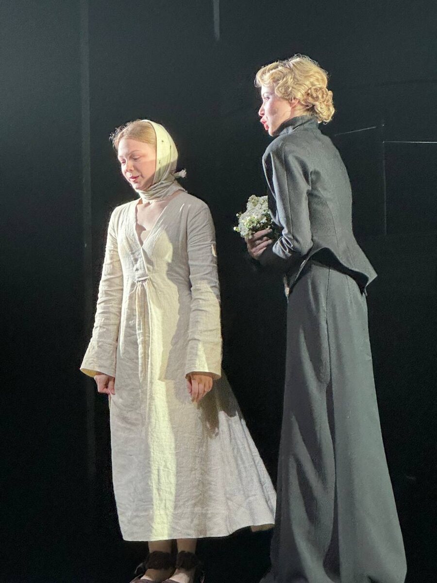 Анна (Евгения Ивашова) и Оля (Альбина Абрамова). Спектакль "Светит, да не греет". Новая сцена Театра имени Евгения Вахтангова. Фото автора.