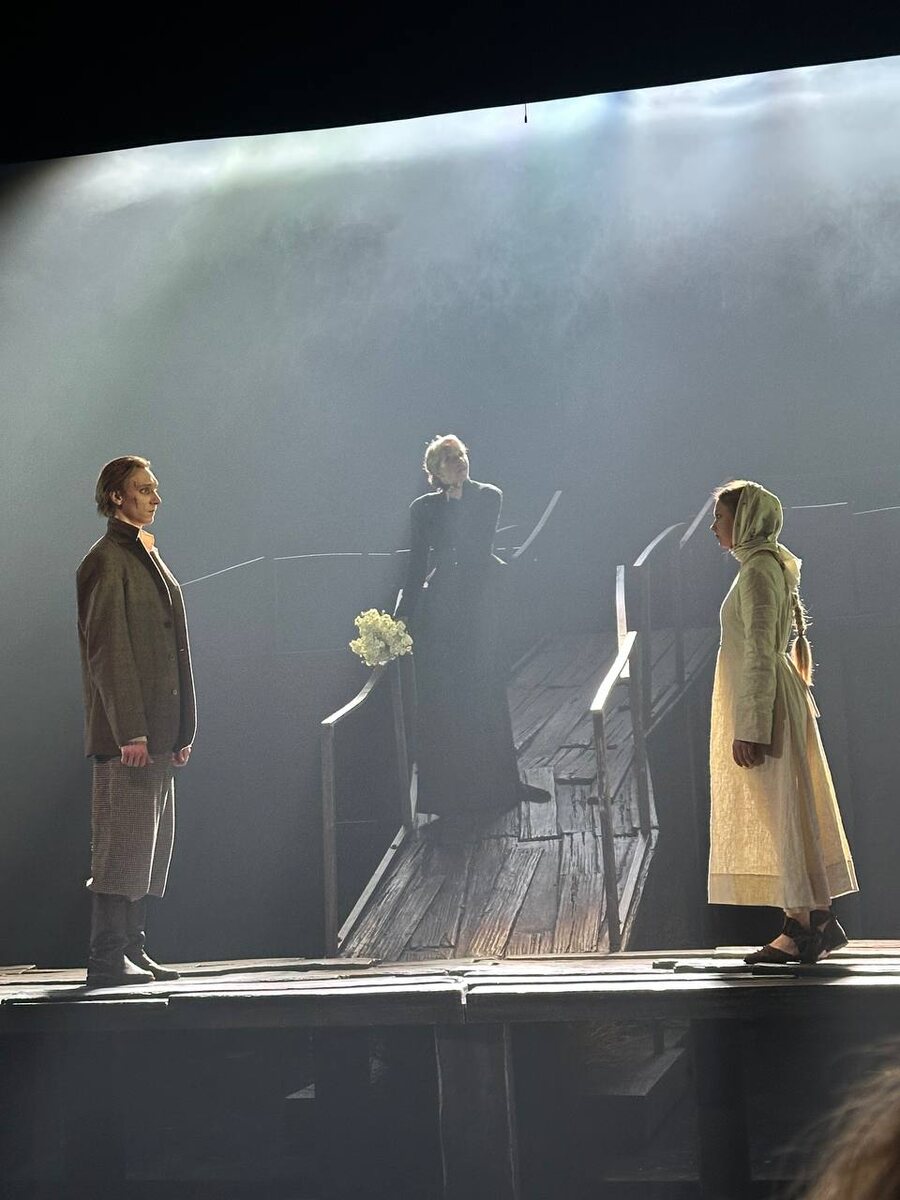 Сцена из спектакля «Светит, да не греет». Новая сцена Театра имени Евгения Вахтангова. Фото автора.