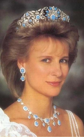 Герцогиня Глостер в бирюзовом гарнитуре