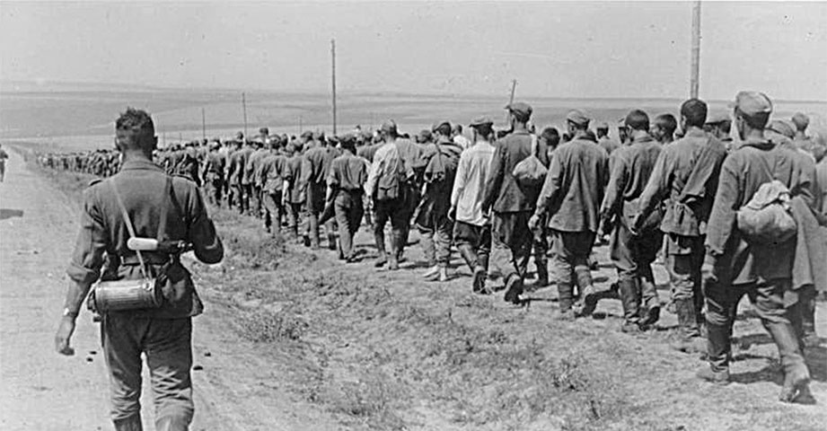 Колонна советских военнопленных. Фото сороковых годов из открытых источников