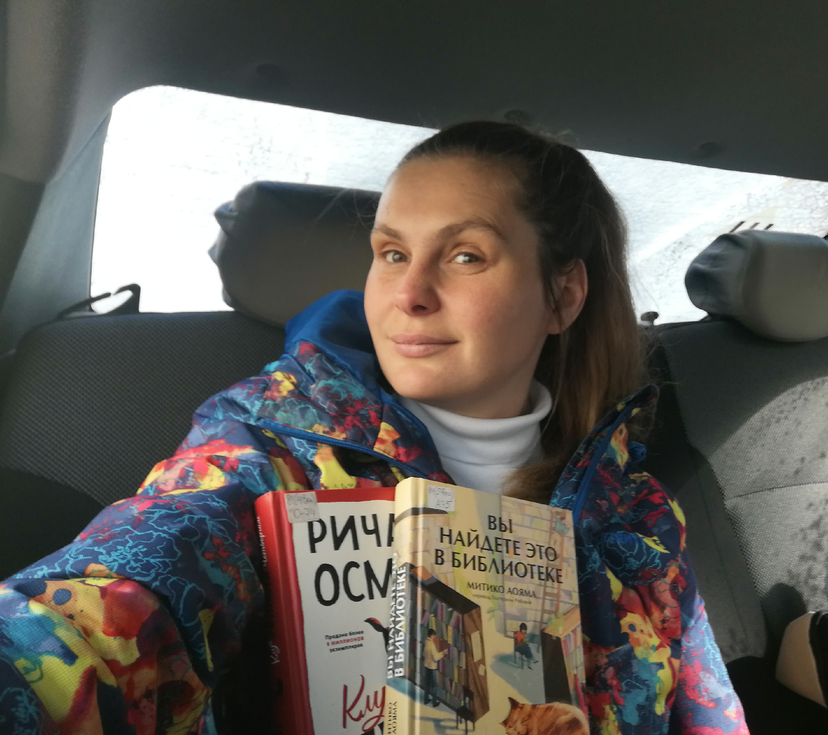 Счастье переполняет: ведь у меня в руках книги в бумажном формате. Можно перелистывает странички, вдыхать аромат бумаги (новые книги пахнут вкусно точно-точно). 