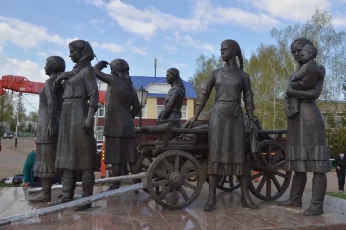    В Башкирии открыли памятник женщинам - труженицам тыла