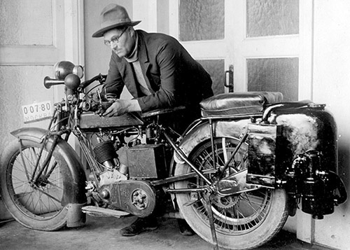 Инженер Беглецов со своим газогенераторным мотоциклом на базе английского Clyno 1917 года выпуска. Фото 1935 года из коллекции Андрея Мятиева.