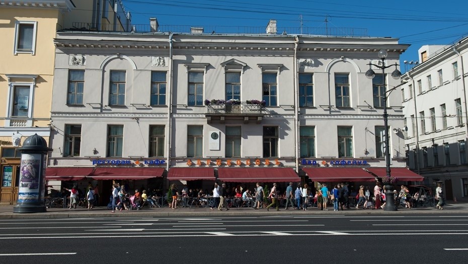    Летняя веранда заведения общепита на Невском проспекте в Петербурге. Автор фото: Михаил Тихонов / "Деловой Петербург"