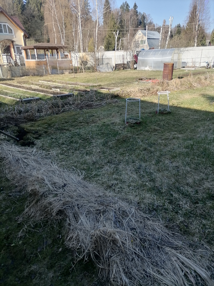 В этом месте будет цветник. Земля настолько утрамбована, что лопата еле втыкалась🙄