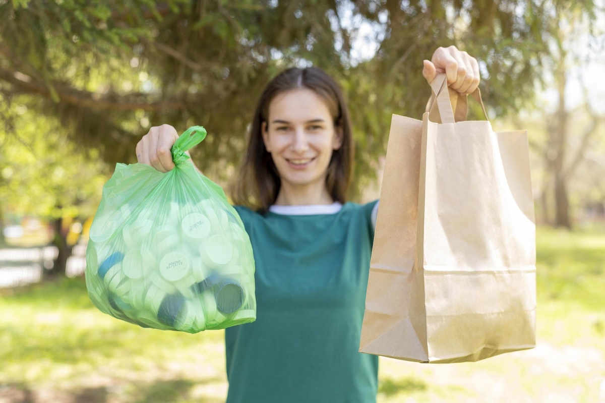 Источник изображения: freepik.com/free-photo/woman-holding-paper-plastic-bags_7841264.htm 