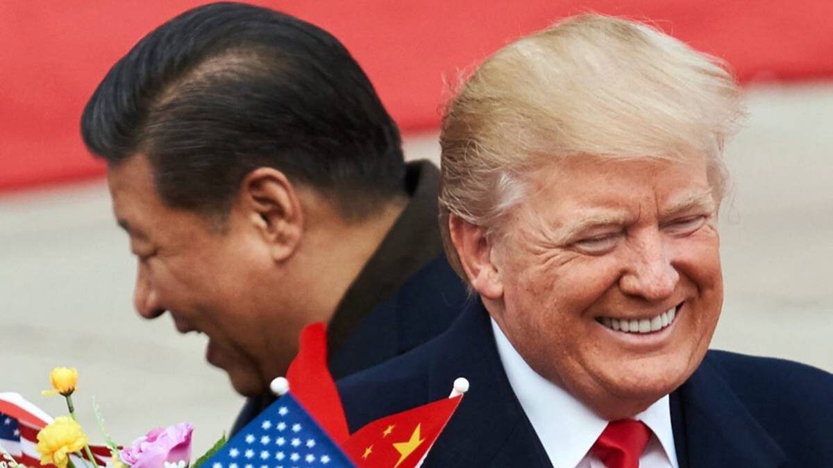    Председатель КНР Си Цзиньпин и президент США Дональд Трамп во время встречи у Дома народных собраний. Тогда — почти друзья. Сейчас — почти враги / Фото: Артем Иванов / ТАСС