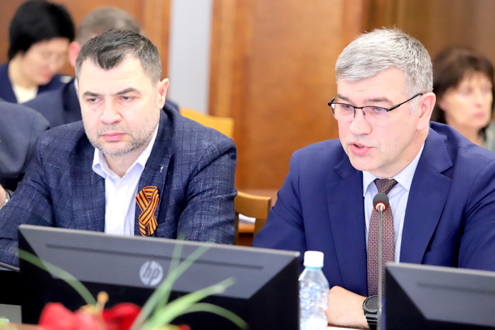    Андрей Гончаров (справа) представил депутатам Заксобрания отчет о поддержке МСП в Новосибирской области. Фото: Михаил Периков