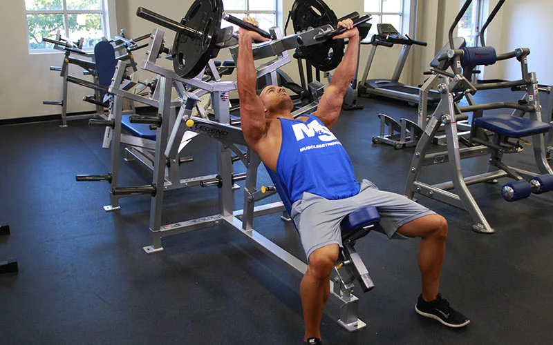 Жим в наклоне в тренажере