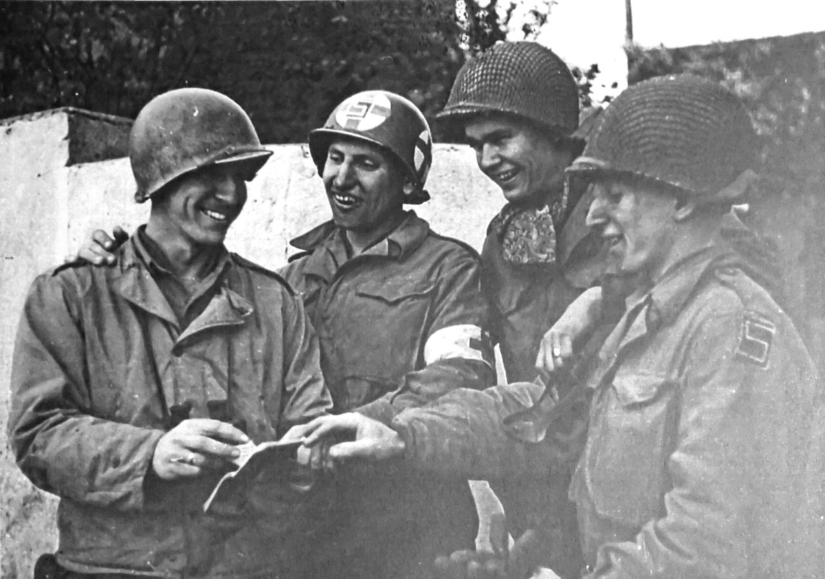 На фото Александра Устинова запечатлены бойцы патруля Коцебу