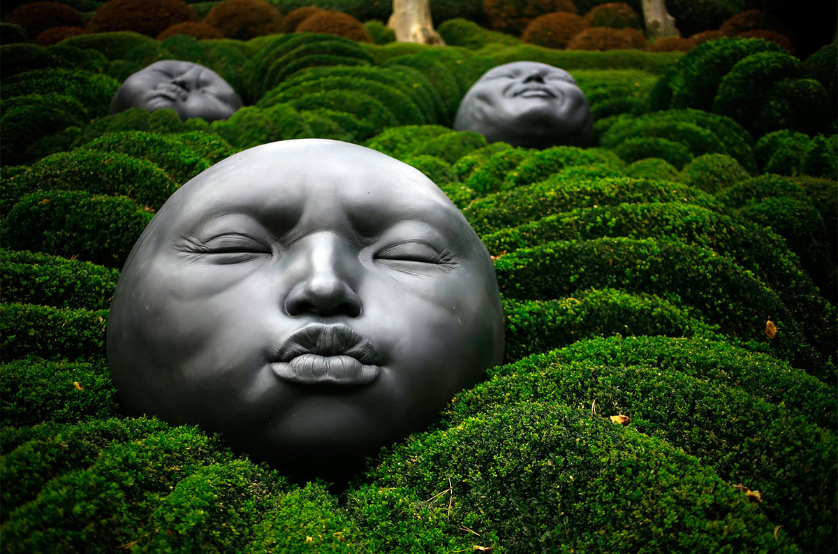 Шантаж, газлайтинг, идеализация и обесценивание — как справиться с манипулятором. Фото: "Сад Эмоций" в г. Этрета, Франция, скульптуры Самуэля Сальседо из каучука