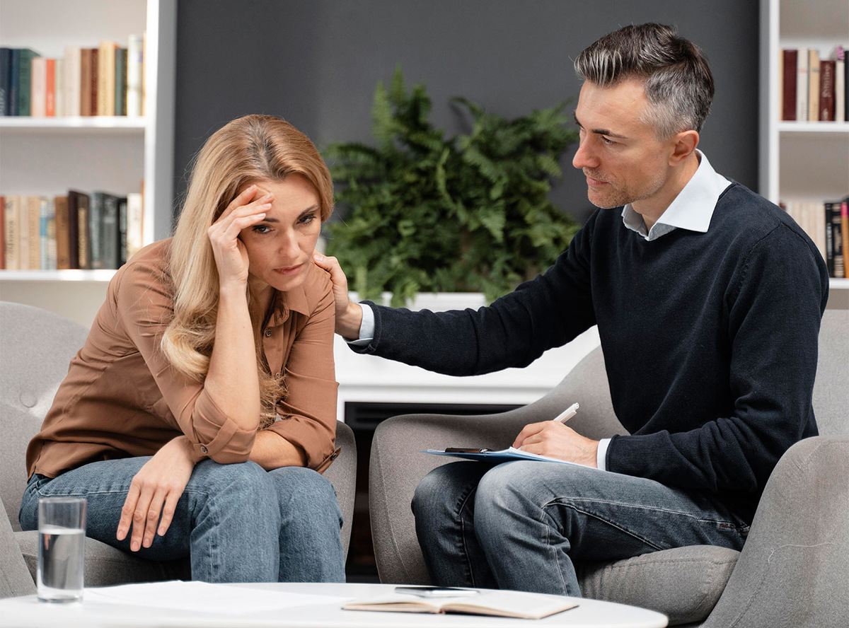 Как распознать газлайтинг, шантаж, идеализацию и обесценивание в отношениях. Фото Freepik www.freepik.com/free-photo/mid-shot-counselor-comforting-patient_11241689.htm 