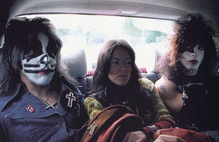 Питер Крисс с неизвестной девушкой и коллегой по Kiss Полом Стенли