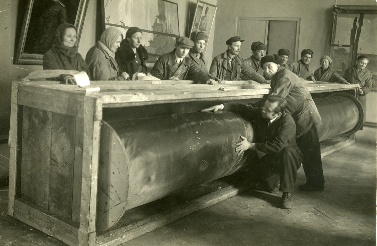 Распаковка вала с картиной Александра Иванова «Явление Христа народу (Явление Мессии)». 1945. Фотография
Государственная Третьяковская галерея