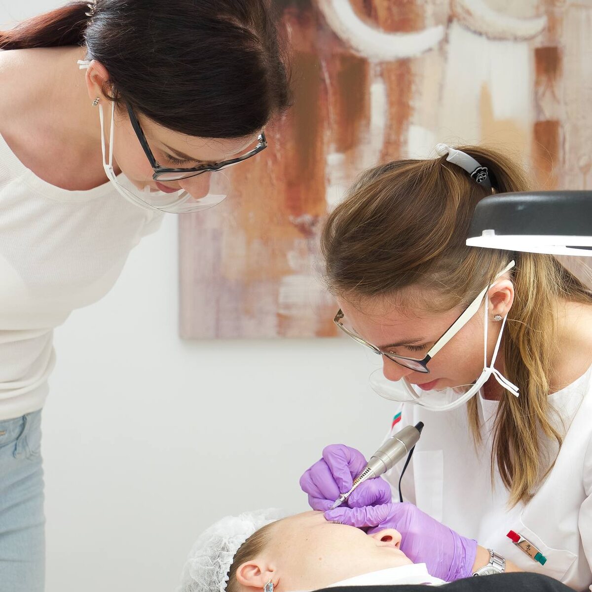 после прохождения теоретической части онлайн - я показываю самостоятельно как проводить процедуру. И далее ученики приступают к самостоятельной работе на модели.