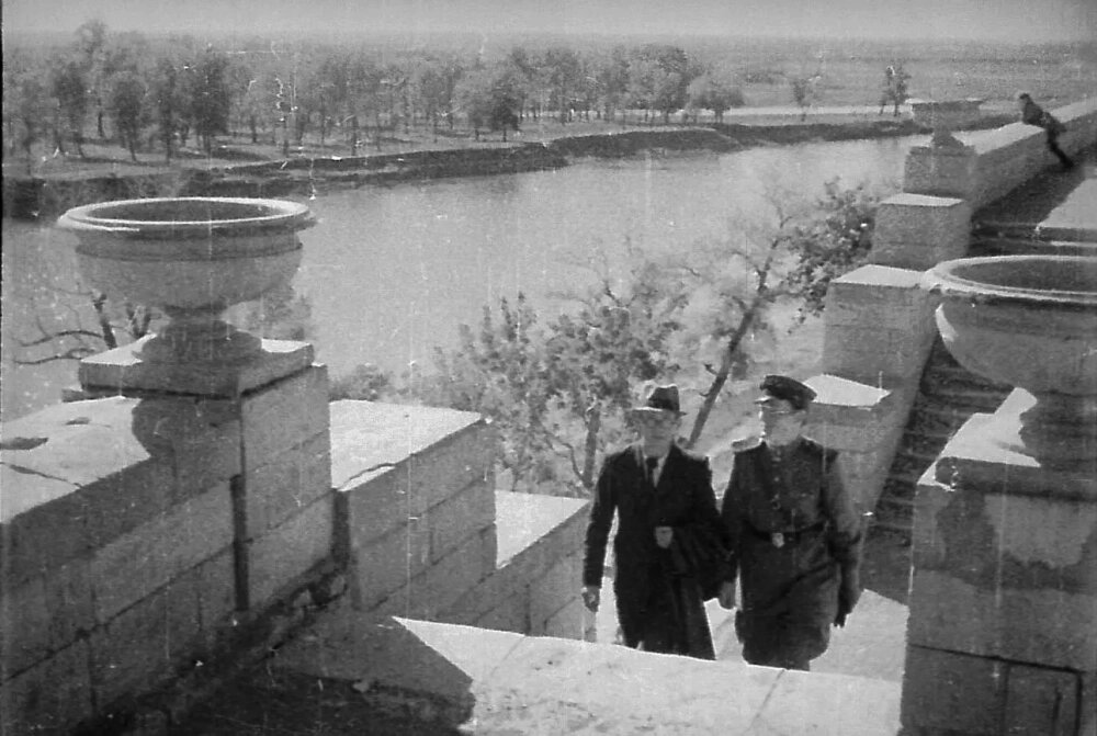    4. Композитор В.П. Соловьев-Седой и поэт А.И. Фатьянов во время прогулки по набережной р. Урала, г. Чкалов. 1943 г. Фото: commons.ruwiki.ru