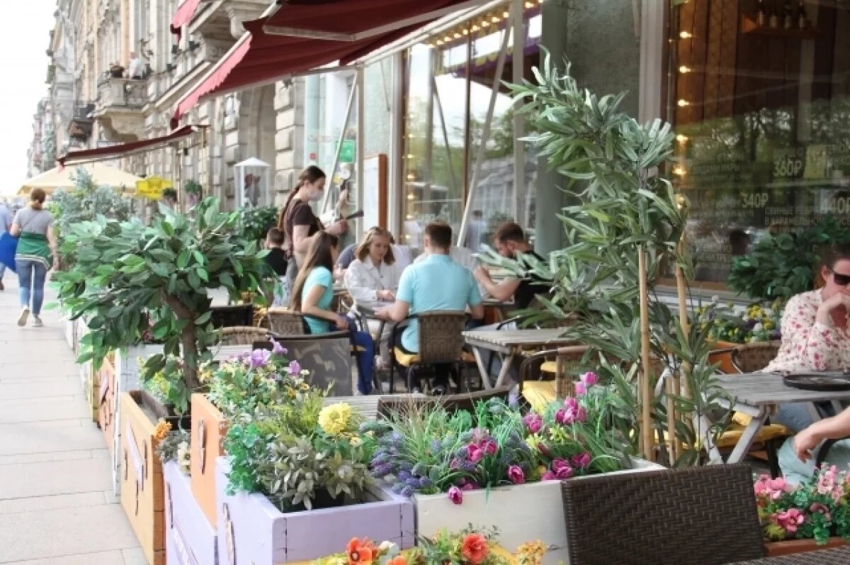    Власти Петербурга начали борьбу с летними верандами на Невском, пока устно