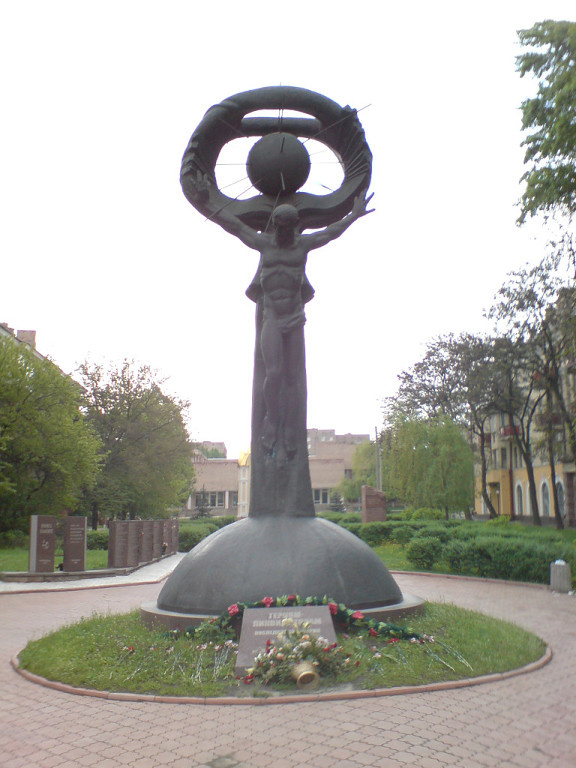 Памятник ликвидации аварии на ЧАЭС 2009 г. 