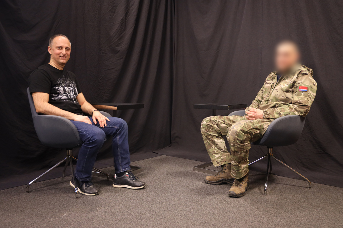 Журналист Алексей Стефанов и боец с позывным Рига © Sputnik